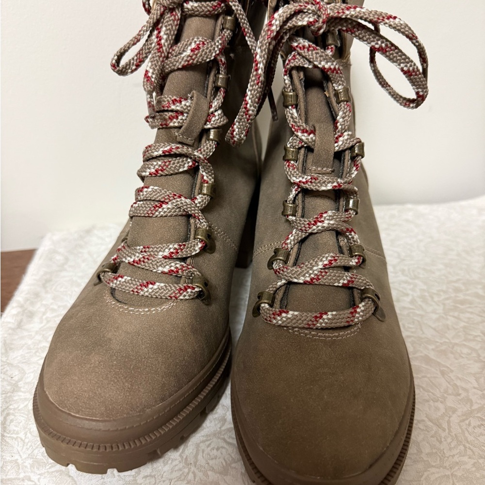 NWOT Jellypop Chunky Lace Up Ankle Combat Boot Flannel Holiday Winter Size 9 - Picture 3 of 9